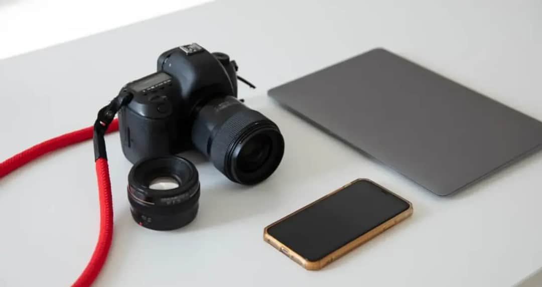 Jak szybko i bez problemów przesłać zdjęcia z aparatu na telefon – proste metody