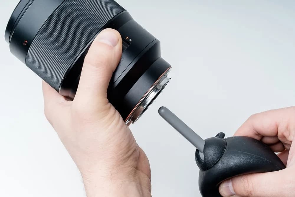 Jak bezpiecznie wyczyścić obiektyw i uniknąć uszkodzeń – sprawdzone metody