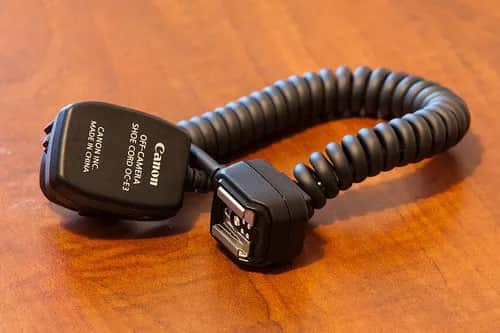 Jak poprawnie zsynchronizować lampę błyskową z aparatem – uniknij błędów i popraw jakość zdjęć